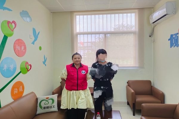 禁毒工作人員與女性服務對象合照.jpg