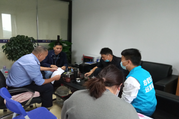 民警、禁毒社工等幫扶小組成員研究制定幫扶計劃.jpg