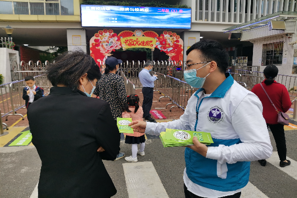 禁毒社工現場派發(fā)禁毒宣傳手冊.jpg