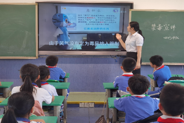 學生正在觀看笑氣禁毒科普.jpg