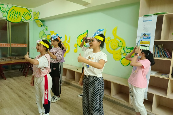 學員們臨場發(fā)揮跳禁毒少年舞.jpg