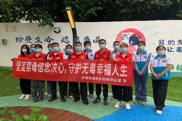 活動現(xiàn)場工作人員與義工合照.JPG