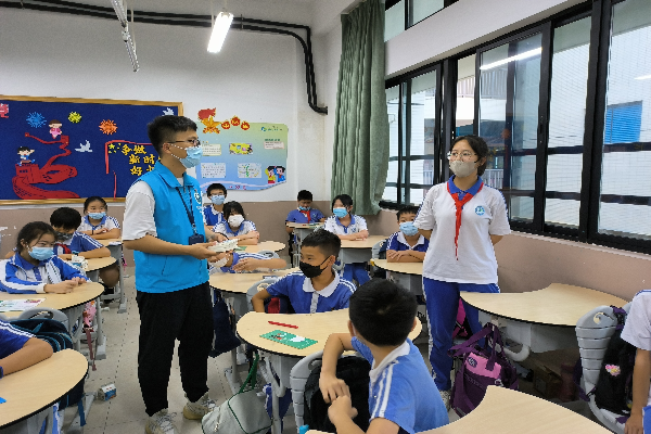 禁毒社工與學生進行提問答題互動.jpg