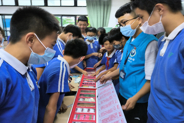 學生觀看仿真毒品道具.jpg