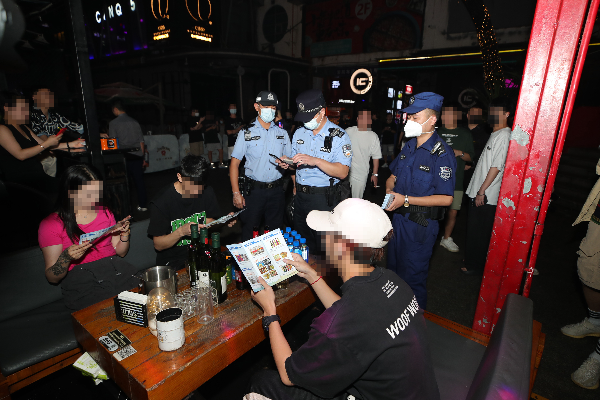 民警到酒吧街開展禁毒知識宣傳.JPG