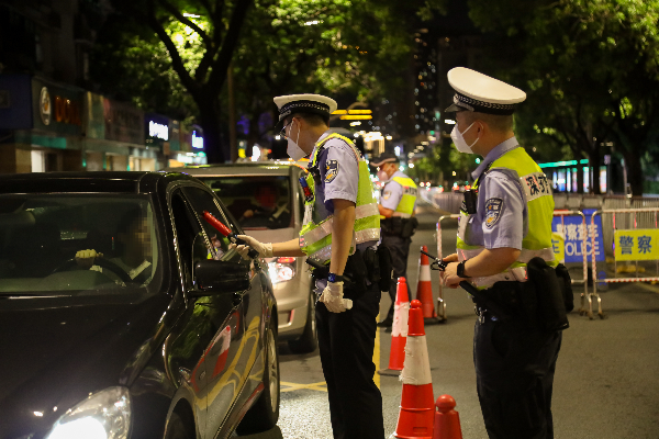 深圳交警嚴查酒駕毒駕違法犯罪行為.jpg