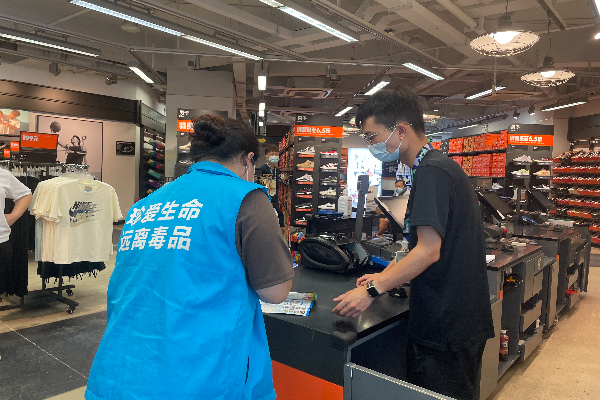 禁毒社工進商店跟銷售人員宣傳禁毒知識 (2).jpg