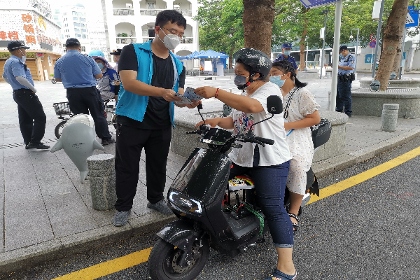 禁毒社工向過往群眾發(fā)放禁毒宣傳資料 (2).jpg
