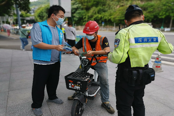 禁毒社工派發禁毒宣傳資料.jpg