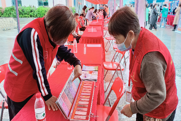 禁毒志愿者宣傳毒品知識.jpg