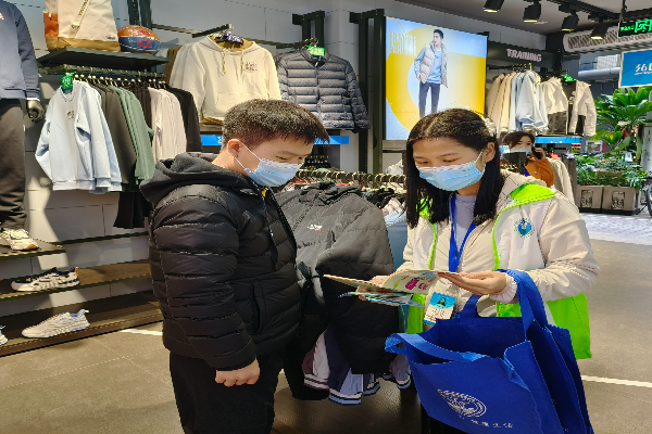 社工給商鋪小哥講解毒品知識.jpg