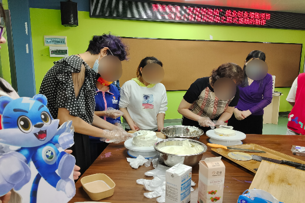 將“粵虎”融入到蛋糕制作過程中.jpg