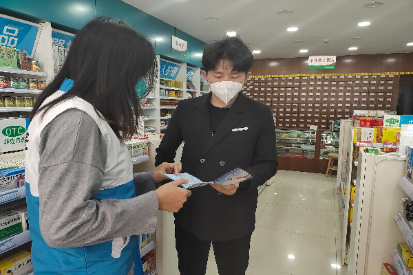 工作人員向藥店負責人結合實際案例講解戒毒措施.jpg