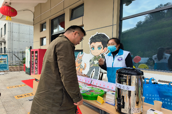 為過往的司乘人員講解禁毒危害知識.jpg