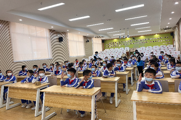 學生積極舉手參與互動.jpg