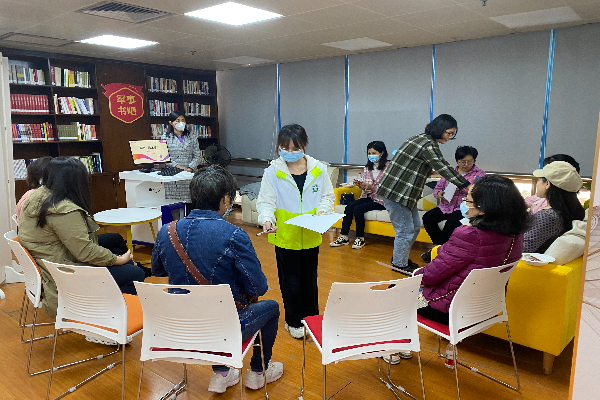 社工為居民發放活動互動物資.jpg