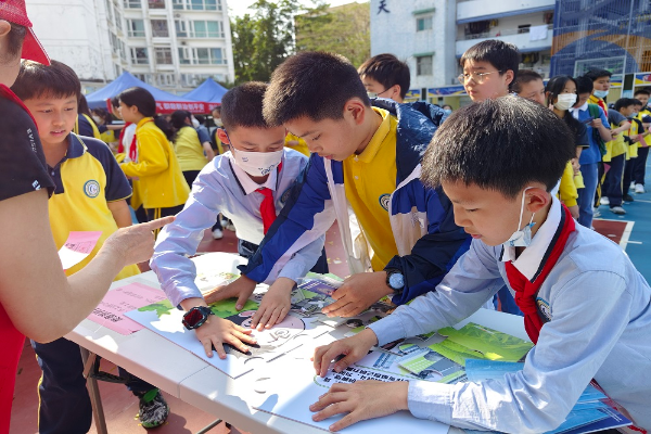 學生爭前恐后地拼圖.jpg