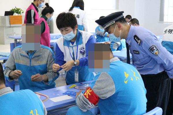 ok-工作人員以分組的形式,分別對組員就行講解實操手法.jpg