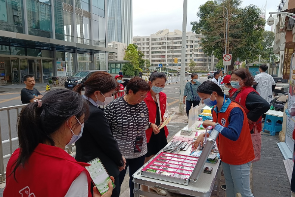 ok-5.社區居民參觀仿真毒品.jpg