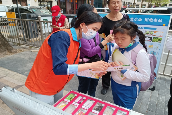 ok-1.向青少年發放宣傳折頁.jpg