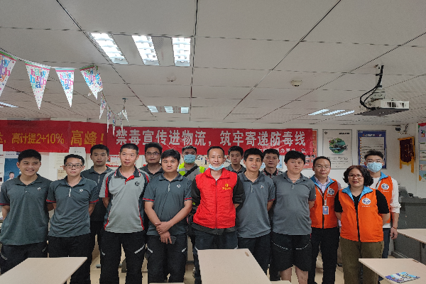 禁毒社工與寄遞從業人員合影.jpg