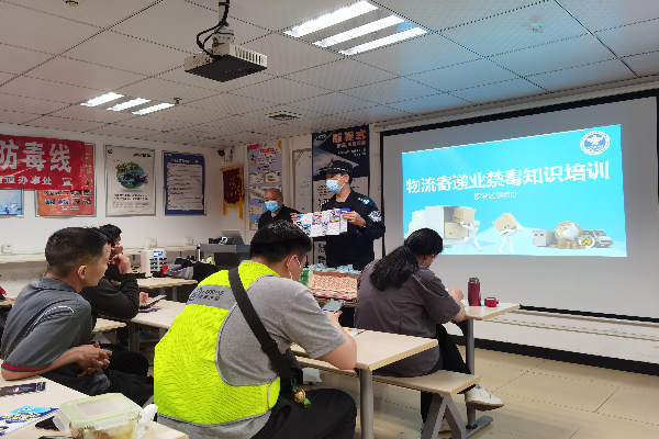 轄區民警強調物流寄遞行業禁毒的重要性.jpg