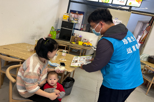 禁毒社工跟居民講解禁毒知識.jpg