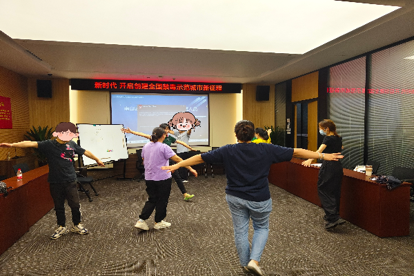 康娛活動參與者開展“乘風破浪”破冰游戲.jpg