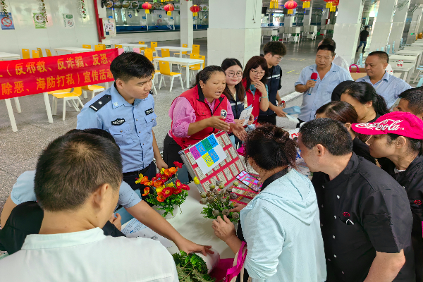 民警宣講禁毒.jpg