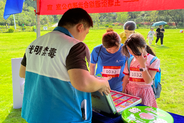親子家庭觀看仿真毒品模型學習新型毒品特征和危害.jpg
