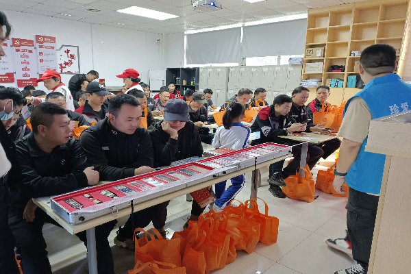 禁毒社工講解寄遞物流常見毒品(1).jpg